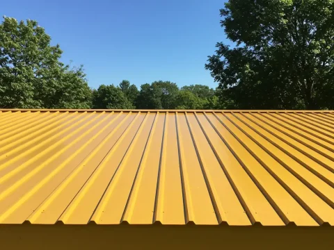 Жълт покрив с метални керемиди от поцинкована стомана